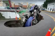 驚險畫面曝！台中天坑吞大車「預拌混泥車整車掉落」　幸駕駛僅輕傷