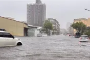 凱米超大雨量重創高雄！岡山欣欣市場用「這招」避淹水　「滿桌機車」奇景曝光