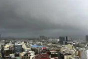 台南剉咧等！氣象粉專1圖示警：雨帶正在排隊進入