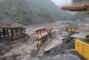 快訊/「11縣市」續遭颱風尾蹂躪！南橫明霸克露橋遭土石掩埋500m　雙向無法通行