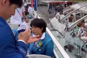 隔船也能換！陳弈通接捷克選手徽章險落漆　孫振賣力揮旗頭髮全濕