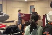 「叫經理來」！華航地勤下跪事件  黑衣男機場飆罵招眾怒