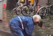 高雄大淹水騎士等紅燈突「徒手清水溝樹葉」　網哭：謝謝好心人