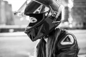 俄38歲百萬網紅車禍身亡！　騎重機突失控「遭卡車撞飛」命喪輪下