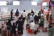 不滿久候！金門機場旅客「失控怒砸椅」...地勤頭部受傷　網：要不要游回家