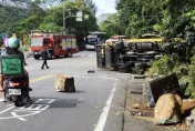 新北環保局工程車「疑勾到電線」翻覆　2人受傷送醫