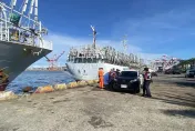 快訊/裝卸工人跳海撿工具意外！前鎮漁港主航道碼頭邊「浮出男子遺體」