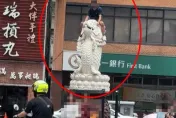 怪男「騎上」城隍廟龍鯉池！網看傻：哪來的猴子　竹市城銷處說話了