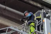 流浪貓受困國道20米高排水管　基隆消防局雲梯車出動了