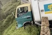 生死一瞬間！宅配貨車煞車失靈衝破護欄　車頭懸空險墜百米深崖