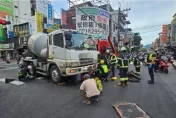 鬼門關前走一遭！水泥車路口驚悚吞機車　女騎士頭卡車輪…幸運僅挫傷