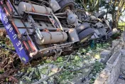 影/南投貨車過彎失控！撞民宿圍牆翻覆　路面變「高麗菜海」