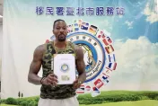 影/「魔獸」霍華德獲移民署「就業金卡」　臨櫃領卡秒變球迷見面會