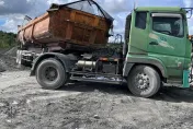 倒土石重心不穩「砂石車翻覆」！高雄7旬老司機撕裂傷送醫