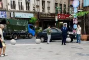 快訊/北市大同區三寶車自撞騎上石墩　59歲男駕駛尬稱「眼睛不好啦」