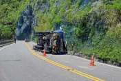 宜蘭台9丁水泥車失控翻覆！車體撞山壁「擠成夾心餅」　駕駛雙腿慘骨折