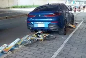 BMW衝撞人行道！YouBike 19根停車柱遭輾平　3台單車不微笑了