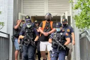 快訊/「鴨頭」遭轟6槍狙殺！槍手上銬移送不發一語　霹靂警長槍戒護防滅口