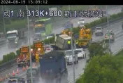 快訊/天雨路滑！國1新市地磅站2小貨車追撞翻覆　紫爆回堵6公里