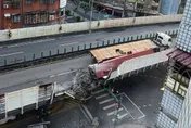 快訊/忠孝橋被砸出大洞！台1高架往台北「拖板車鋼梁掉落地面」　全線封閉