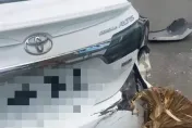 上古神器厲害了！阿嬤斗笠「宛如暗器」插進車尾　保險桿竟碎裂一角