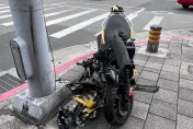 快訊/重大車禍！北市機車猛撞小貨車車頭炸開全毀　傷亡人數尚不明