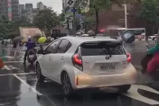 影/共享汽車等紅燈「上下震動20秒」！ 附近駕駛全看傻　網笑翻：後座人客很嗨喔！