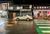 影/桃園驚見「行人地獄」！婦人走斑馬線遭撞飛慘摔地　轎車車殼凹陷變形