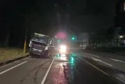 快訊/高雄重大車禍！轎車遭聯結車猛撞「門削掉一層皮」　追撞釀3傷急送醫