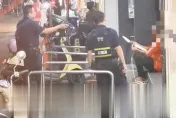 快訊/赤腳男持雙刀愣坐路邊！一中商圈驚魂　警拿電擊槍對峙畫面曝