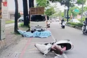 高雄路旁飛出「奪命帆布」！害後方機車勾到手把　2騎士慘摔