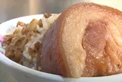 男點爌肉飯「一口沒吃」付錢走人！老闆調監視器急喊：這錢不能收