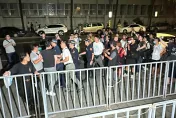 黃珊珊接陳佩琪離開北檢　場外柯粉、柯黑火爆對嗆還互飆國罵