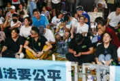 人數突破500人！小草包圍北檢高喊「司法要公正」　黃珊珊與黨公職現身靜坐