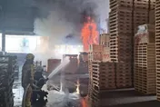 快訊/午後高雄燕巢驚悚火災！木材工廠「濃煙竄天際」　20分鐘撲滅無人傷亡