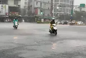 對流雲系旺盛！屏東傍晚遭雨彈襲擊　小心雷擊、強陣風