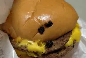 打開牛肉漢堡驚見「一堆黑色不明物」！他怒嗆像廚餘　麥當勞回應了