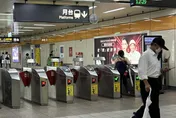 他進捷運站「把玩假槍」慘噴3000元　最重拘留3天