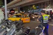 撞擊瞬間曝光！北市大安區特斯拉小黃衝撞車頭爆開　幸3人送醫後無礙
