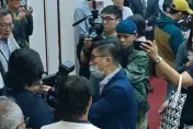 財劃法審議現場直擊！鍾佳濱失控對記者動粗　藍委驚呼「民進黨一個比一個瘋」