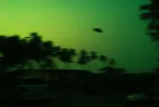 影/美加州驚現「變形UFO」！盤旋15分鐘亮如滿月
