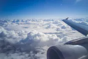 美客機液壓油漏光！教官乘客協助3機師空中苦撐　185人幸運生還