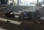 影/左轉轎車未禮讓！18歲騎士深夜遭撞噴　機車成廢鐵、零件噴滿地