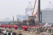 影/萬海工安意外！吊車司機受雇碼頭作業「鋼管樁墜海」遭吊車當場壓死