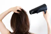 新買吹風機竟成恐怖炸彈！印女「一開就爆」…雙手慘被炸爛