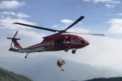 影/高雄美濃女登山腿骨折受困！　空勤出動直升機救援