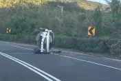 影/屏東驚悚翻車！台26線「TOYOTA整輛摔爛」傷亡不明