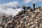 影/澎湖垃圾掩埋場大火濃煙瀰漫延燒　炮竹爆炸聲不斷