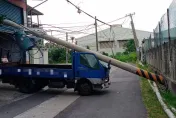 忘拉手煞車！高雄林園小貨車駕駛猛撞電桿　14戶停電