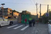 影/疑轉彎重心不穩！苗栗貨櫃車翻覆台1線　貨物灑一地